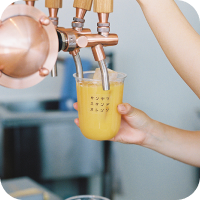 写真:オレンジジュースを注いでいます