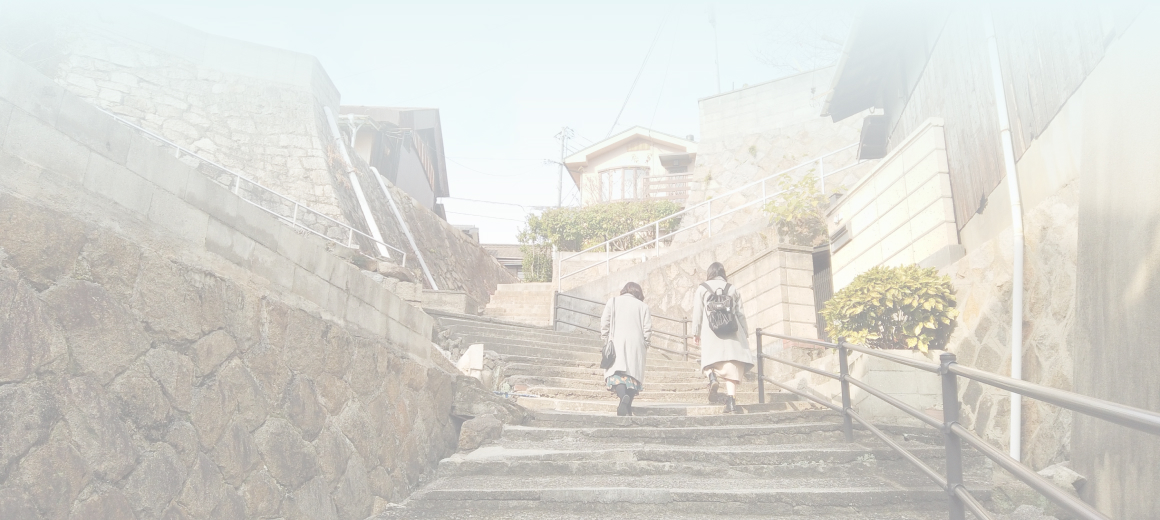 背景画像:女性2人が階段を登っています